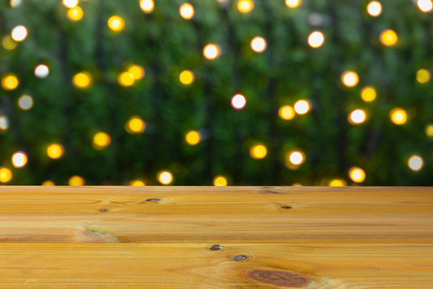mesa rústica de madera vacía en el fondo de las luces de Navidad. Vacaciones de Año Nuevo e invierno - Foto, imagen