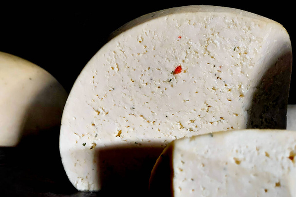 Queso casero con chile de leche de vaca, que roza en lo alto de las montañas, hecho por pastores
 - Foto, Imagen