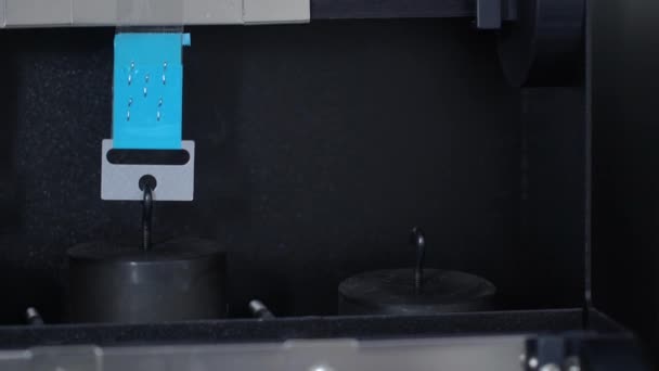 O controle de qualidade é realizado no laboratório na fábrica de produção de fita adesiva. Testador de adesão de roda elétrica para fita adesiva Peel Test.4K vídeo tiro. - Filmagem, Vídeo