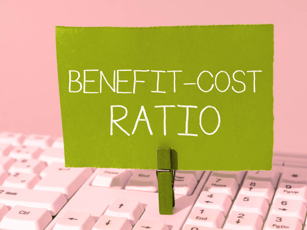 Koncepční popisek Poměr nákladů a přínosů, koncepce internetu Vztah mezi náklady a přínosy projektu - Fotografie, Obrázek