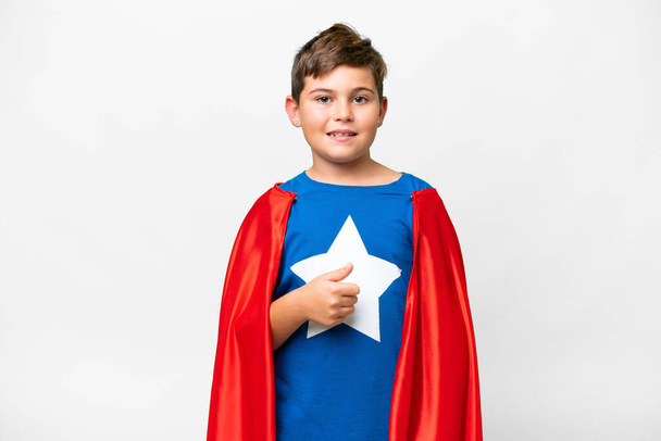 Супер Герой кавказский ребенок на изолированном белом фоне, показывая большой палец вверх - Фото, изображение