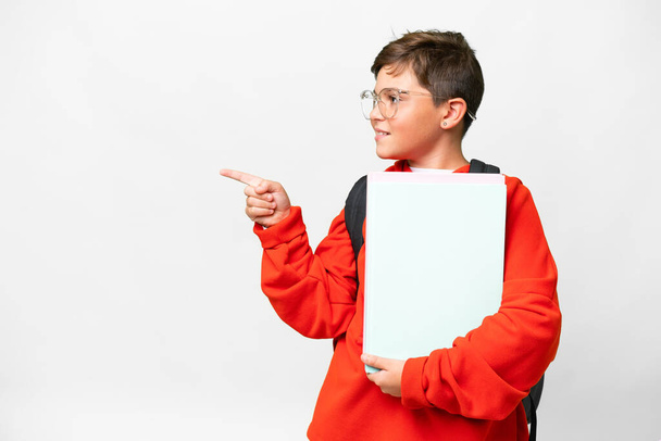 Kis kaukázusi diák gyerek felett elszigetelt háttér mutató ujját oldalra, és bemutatja a termék - Fotó, kép