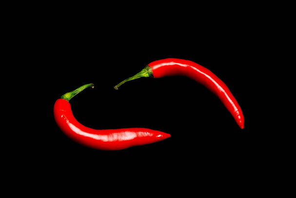 Červené chilli papričky na černém pozadí.Vysoce kvalitní fotografie - Fotografie, Obrázek