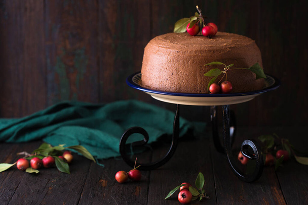 Świąteczne ciasto czekoladowe z małymi jabłkami na ciemnym tle - Zdjęcie, obraz