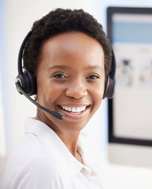 Retrato, feliz o centro de llamadas mujer negro para el éxito de telemarketing, atención al cliente o en contacto con nosotros. Asesor de ventas, CRM sonrisa o consultor empleado chica para la motivación, la felicidad o la consultoría trato. - Foto, imagen