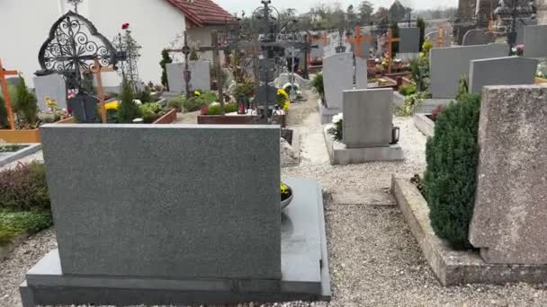 Mindenszentek napja egyházi szolgálattal a temetőben. Kiváló minőségű 4k felvételek - Felvétel, videó