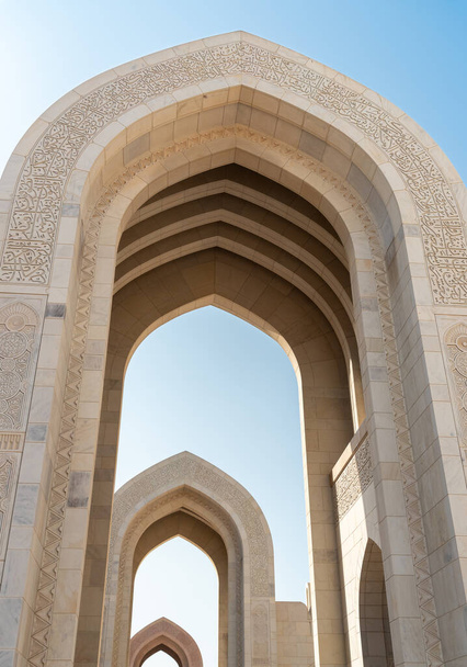 Reihe von Bögen der Großen Sultan-Qaboos-Moschee, Oman, Naher Osten - Foto, Bild