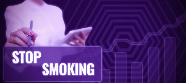 概念的なキャプション禁煙,インターネットの概念タバコ中毒の使用を中止または停止 - 写真・画像
