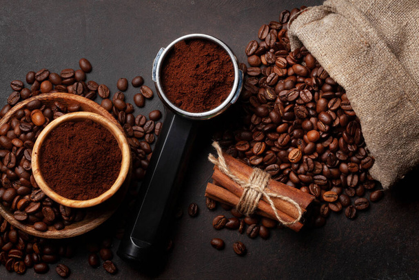 Sült kávébab és őrölt kávé szűrőtartóban. Top view lapos fektetés - Fotó, kép