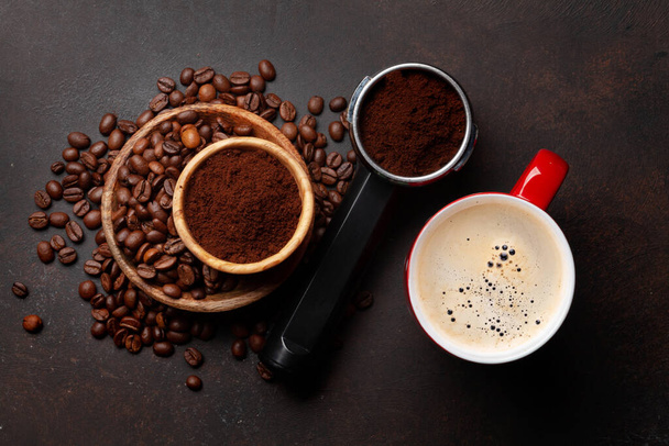 Granos de café tostados, café molido en portafiltros y taza de café expreso. Vista superior plano laico - Foto, imagen