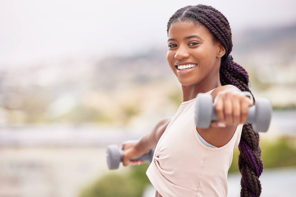 Siyahi kadın, gülümse ve spor eğitimi, spor egzersizi ve sağlıklı bir yaşam tarzı için halter egzersizi yap. Vücut geliştirici meydan okuma, sağlık motivasyonu ve Afrikalı kadın mutlu portre.. - Fotoğraf, Görsel