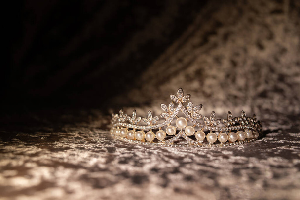 Νύφη μαργαριτάρι diadem σε βελούδινο φόντο ύφασμα - Φωτογραφία, εικόνα