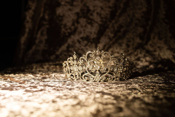 Corona real dorada sobre fondo de tela de terciopelo - Foto, Imagen