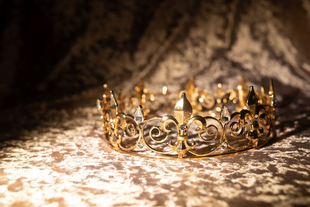 Corona dorada sobre fondo de tela de terciopelo - Foto, imagen