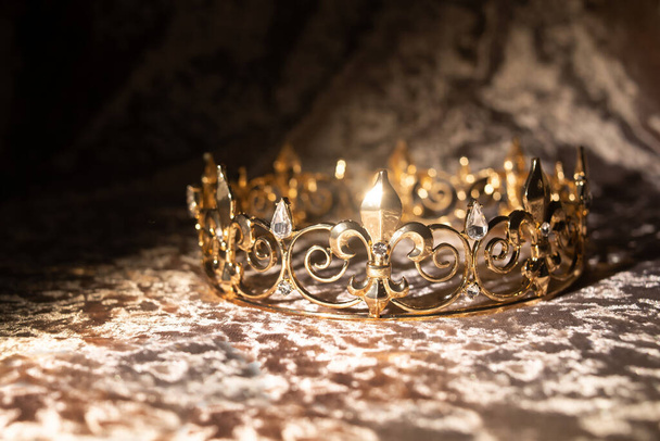 Corona d'oro su sfondo tessuto di velluto - Foto, immagini