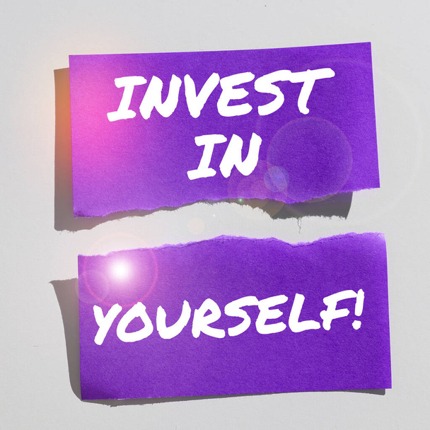 Handschrift Invest In Yourself, Business concept leren nieuwe dingen of materialen waardoor uw lot beter - Foto, afbeelding