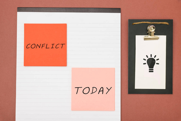 Texto que muestra inspiración Conflicto, Concepto de negocio en desacuerdo con alguien sobre metas u objetivos - Foto, Imagen