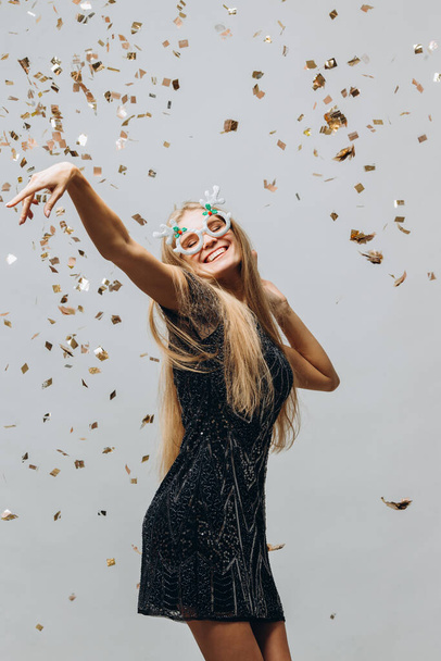 New years mladý žena having zábava v vánočním večírku s confetti - Fotografie, Obrázek