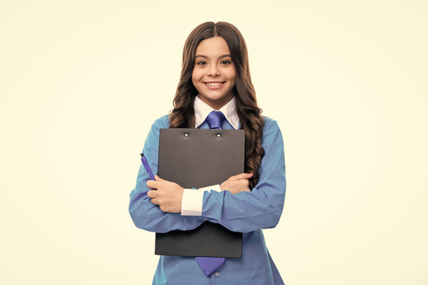 Isoliertes Porträt einer schönen Teenie-Schülerin, die Klemmbrett-Notizbücher in der Hand hält. Bildungskonzept - Foto, Bild
