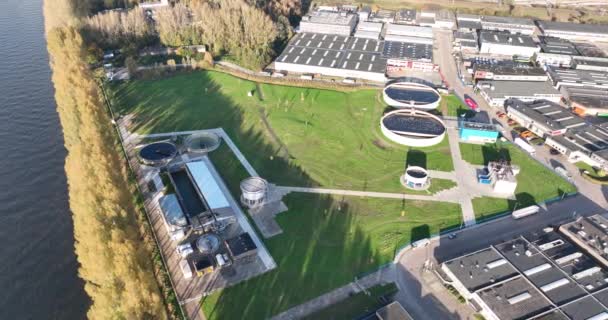Uma estação de tratamento de águas residuais purifica as águas residuais das famílias e das empresas. Vista aérea aérea do drone. Empresa de instalações. - Filmagem, Vídeo