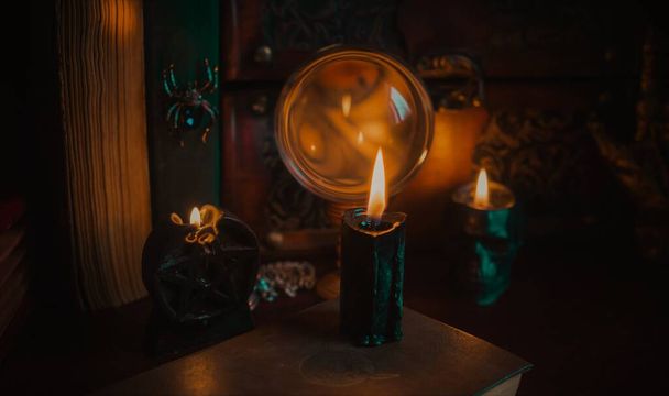 Koncept odstraňování špatné negativní energie, svíčky a další magické prvky na stole, vinobraní prvků  - Fotografie, Obrázek
