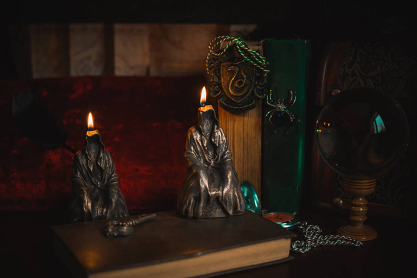 Концепция удаления негативной энергии, свечей и других магических элементов на столе, старинных элементов  - Фото, изображение