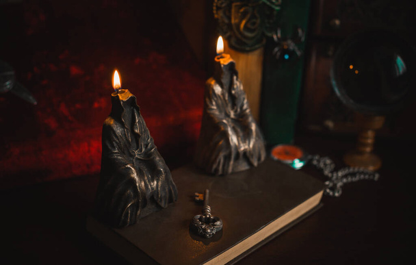 Έννοια αφαίρεση κακή αρνητική ενέργεια, κεριά και άλλα μαγικά στοιχεία σε ένα τραπέζι, vintage στοιχεία  - Φωτογραφία, εικόνα