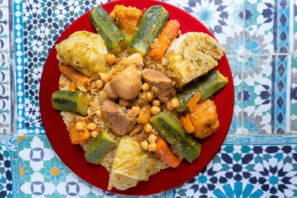 Hagyományos marokkói kuszkusz hússal és zöldséggel, káposztával, sárgarépával, cukkinivel - Fotó, kép