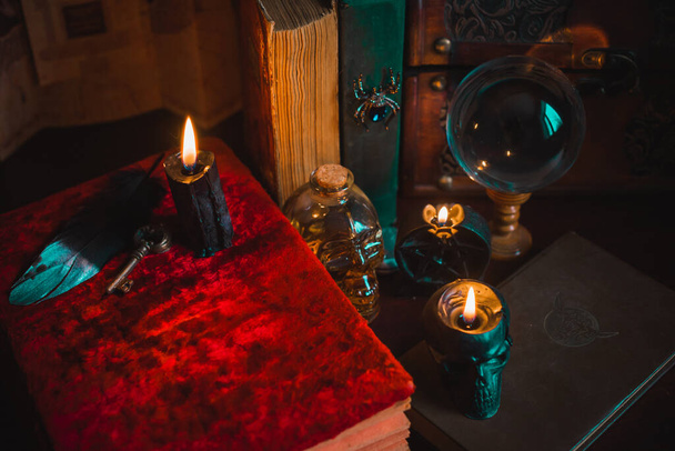 Concepto de eliminación de la mala energía negativa, velas y otros elementos mágicos en una mesa, elementos vintage  - Foto, Imagen