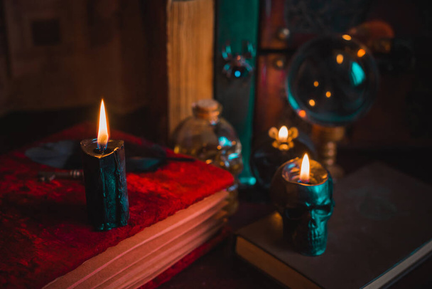 Концепция удаления негативной энергии, свечей и других магических элементов на столе, старинных элементов  - Фото, изображение