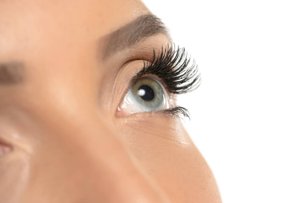 Krása ženské oko s kudrnaté dlouhé falešné řasy na bílém pozadí studia - Fotografie, Obrázek