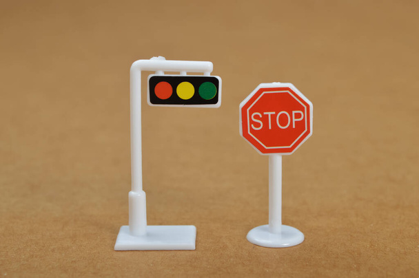 Detener símbolo de señal y semáforo. Control de tráfico. Signo prohibido. - Foto, imagen