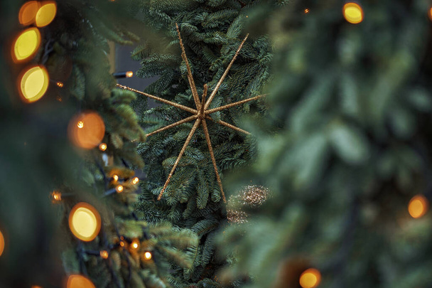Tourné de décorations de Noël illuminées sur l'arbre de Noël. Concept Vacances d'hiver - Photo, image