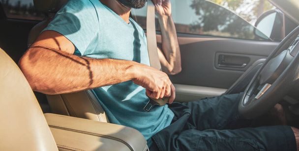 hombre abrochar el cinturón de seguridad en el coche - Foto, imagen