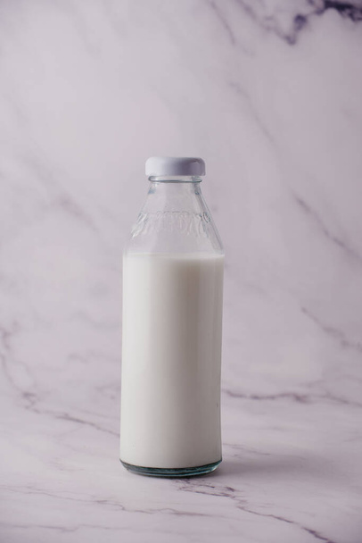 Крупный план бутылки молока на столе. Высокое качество фото - Фото, изображение