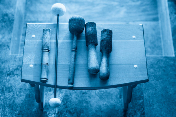 palos de madera para la terapia de sonido con cuencos de canto en el salón de spa
 - Foto, imagen