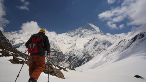 Himalaya Dağları'nda uzun yürüyüşe çıkan kimse - Video, Çekim