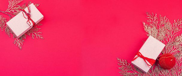 Cajas de regalo navideñas, concepto sorpresa. Fondo de Año Nuevo en color Viva Magenta de moda. Decoración tradicional, plano, diseño minimalista, espacio de copia, formato de banner - Foto, Imagen