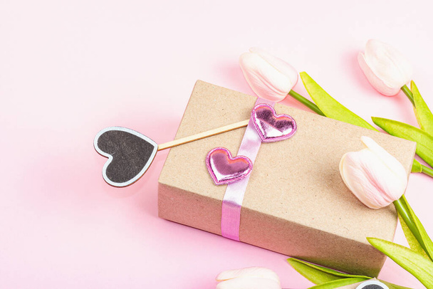 Zero waste gift concept. Handcrafted eco style, Valentine's, Mother's Day or Wedding decoration. Kraft paper wrapping without plastic. Romantic pink background, copy space - Foto, Bild