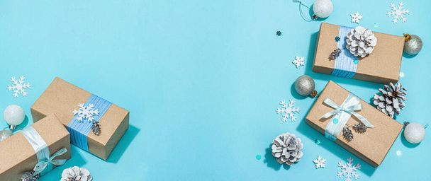 Weihnachtsgeschenkschachteln, Überraschungskonzept. Neujahr Hintergrund in blauen und weißen Farben. Traditionelles Dekor, flache Verlegung, minimalistisches Design, hartes Licht, dunkler Schatten, Banner - Foto, Bild