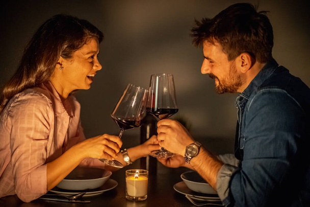 Imagen de pareja feliz en casa, teniendo una cena romántica. - Foto, Imagen