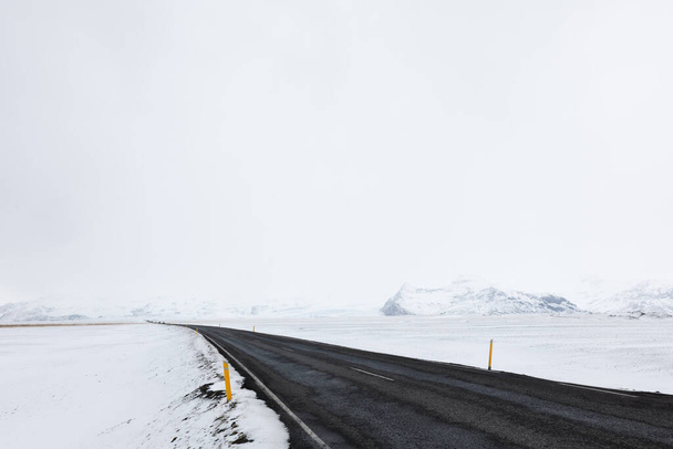 Tie johtaa läpi jäätyneen luminen maisema Etelä-Islannin talvella - Valokuva, kuva