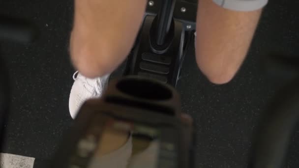 Férfi sportoló edzés a torna kerékpár kardió állóképesség edzés a tornateremben - Felvétel, videó
