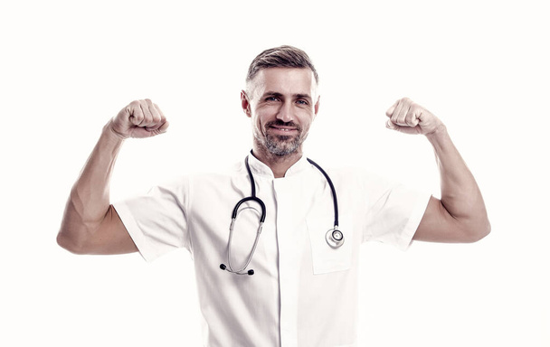 sikeres érett férfi terapeuta fonendoszkóppal egyenruhában elszigetelt fehér boldog jó orvosi eredmények, egészségügyi. - Fotó, kép