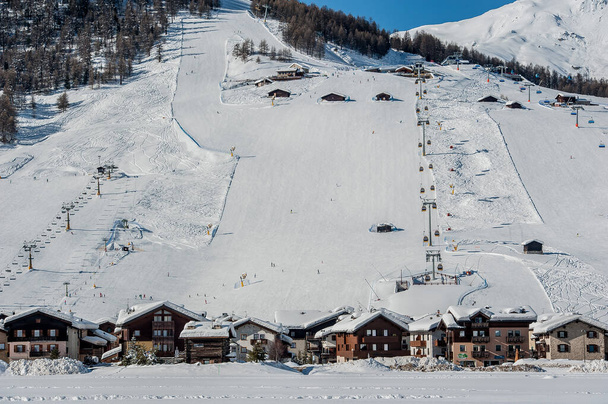 Гірське село гніздиться на снігу
 - Фото, зображення