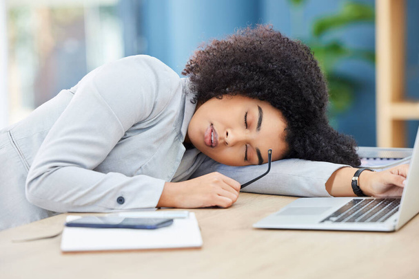 Schwarze Frau, schlafend und Büroschreibtisch, während müde, Burnout und Müdigkeit, während sie am Laptop in der Firma schläft, Kopf auf Tisch, um sich zu entspannen. Fauler Unternehmer erschöpft und schläfrig wegen Arbeitsstress. - Foto, Bild