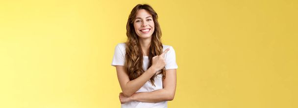Χαρούμενη χαρισματική όμορφη ευγενική κοπέλα γελώντας ανόητη διασκεδαστική συνομιλία που δείχνει πάνω αριστερή γωνία προσκαλώντας check out δοκιμάστε νόστιμο καφέ χαμογελώντας ευρέως κίτρινο φόντο. - Φωτογραφία, εικόνα