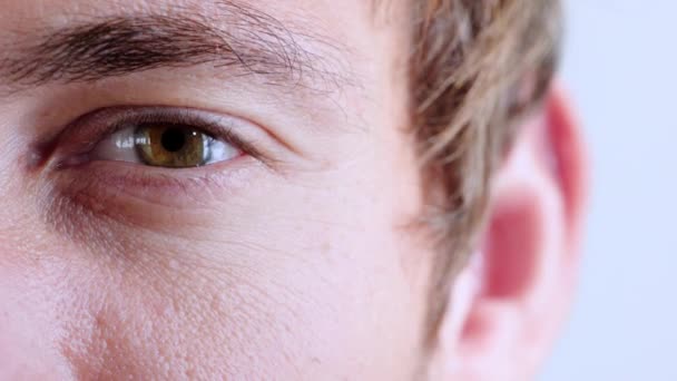 Knipperen, oog en visie met shock van de man iris voor het zicht, focus of pupil netvlies close-up met open wijd. Wow, verrassing en genen met zoom in van vrouwelijke oogbol voor optiek, bewustzijn en oogheelkunde. - Video