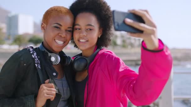 Amigos, selfie y teléfono para la felicidad de viaje a la playa, vacaciones de verano o vacaciones en Ciudad del Cabo. Mujeres negras, creador de contenido feliz y fotografía de teléfonos inteligentes para el blog de influencer de gen z o las redes sociales. - Metraje, vídeo