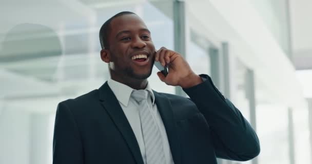 Επιχειρηματικός δικηγόρος, μαύρος και τηλεφώνημα στο γραφείο για κοινωνική δικτύωση, στρατηγική διαπραγμάτευσης πελατών και online chat στην επαγγελματική σταδιοδρομία. Δικηγόρος, εταιρικός και χαρούμενος Αφρικανός μιλάει στο κινητό. - Πλάνα, βίντεο